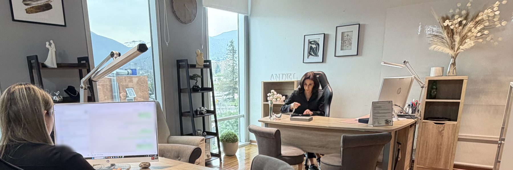 Showroom de Andel Joyas con vista a la cordillera, con Nancy y Pía trabajando