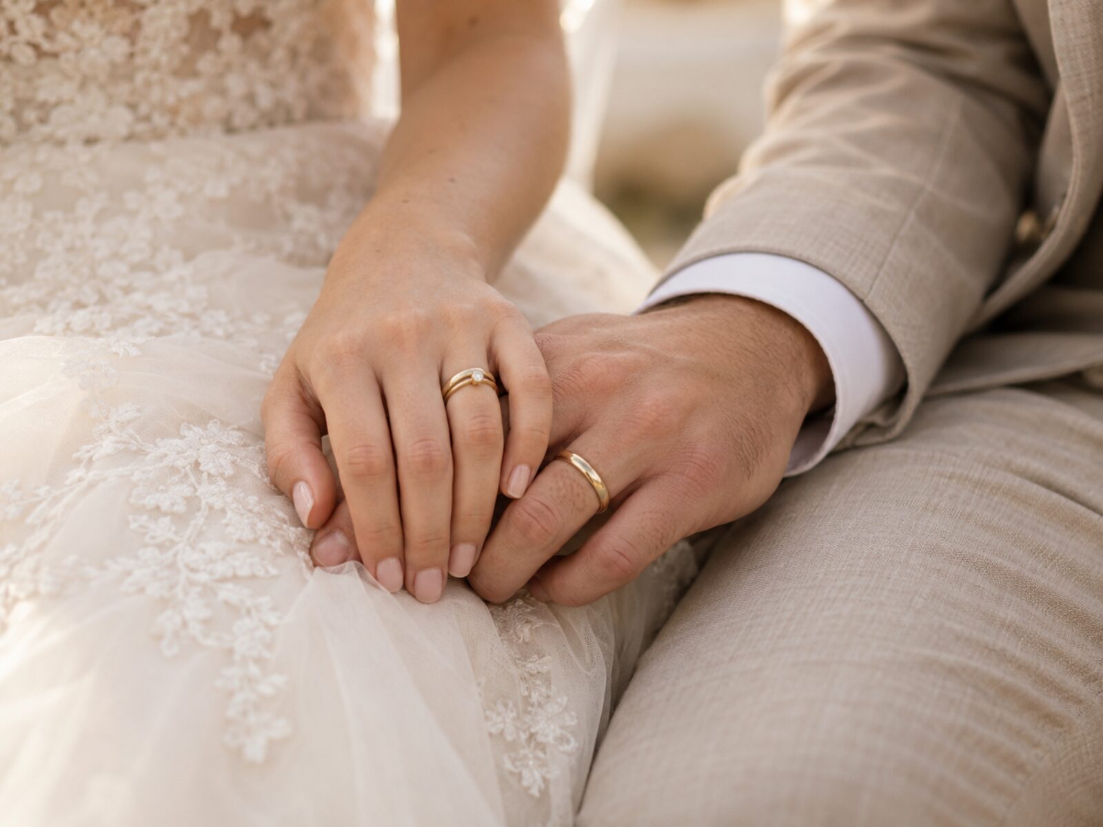 Manos de novios con sus argollas de matrimonio
